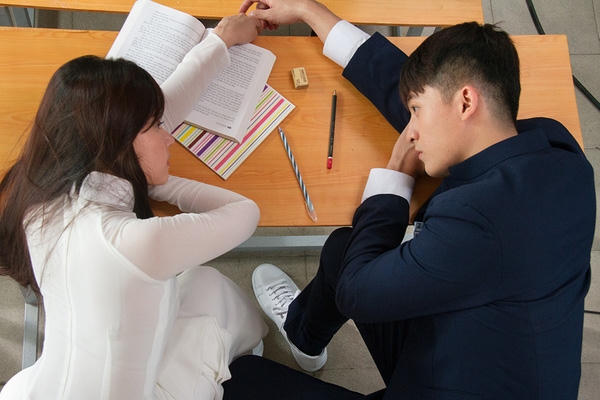 Hình ảnh trẻ trung và đẹp như ngôn tình của cặp đôi.