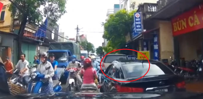 Xe ô tô để dưới long đường gây ùn tắc cục bộ. Ảnh: Cắt từ clip