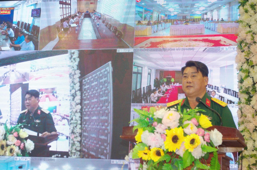 Thượng tá Phạm Phú Triều - Phó Chủ nhiệm Chính trị, Bộ Chỉ huy Quân sự tỉnh Bạc Liêu, triển khai Luật Phòng không nhân dân; Luật sửa đổi, bổ sung một số điều của Luật Sĩ quan Quân đội nhân dân Việt Nam.