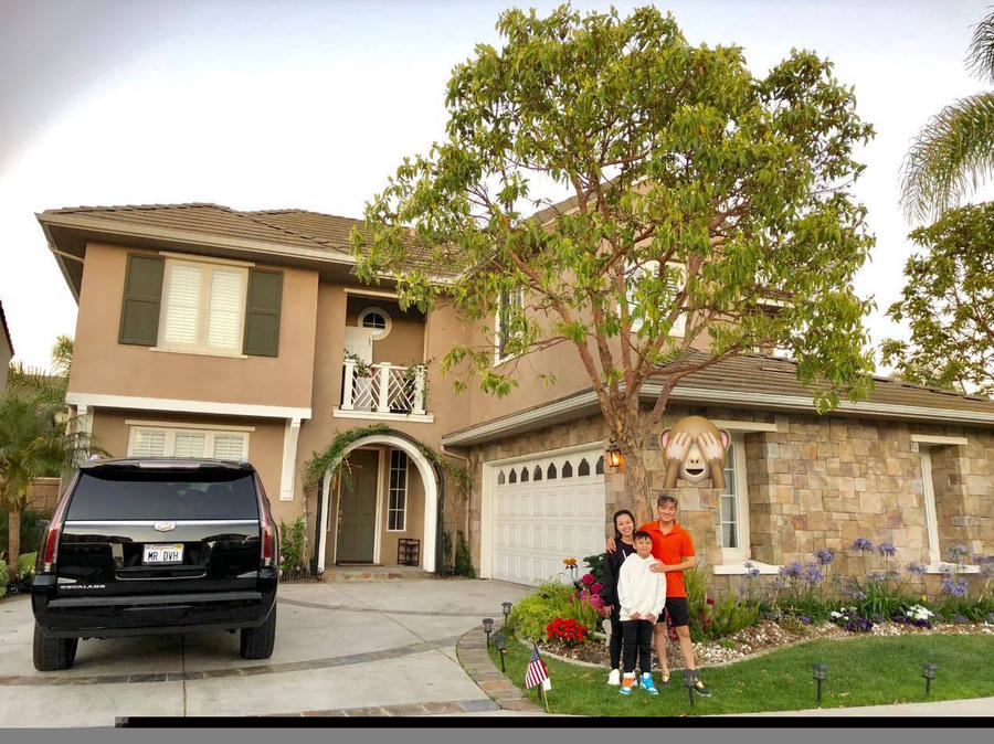 Toàn bộ căn nhà được phủ một màu nâu vàng sang trọng, thiết kế theo phong cách trẻ trung, hiện đại, mới mẻ.