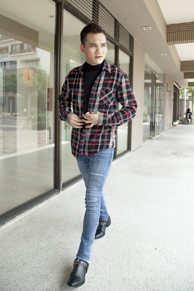 Sơ mi caro khoác ngoài chiếc áo thun đen đơn giản mang đến phong cách khỏe khoắn, năng động nhưng vẫn lịch sự để bạn có thể xuất hiện trong nhiều hoàn cảnh khác nhau. 