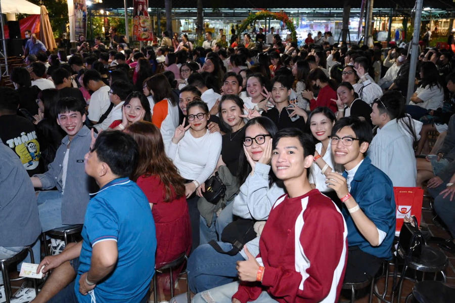 Gần 900 khán giả đến xem phim Công tử Bạc Liêu ngoài trời.