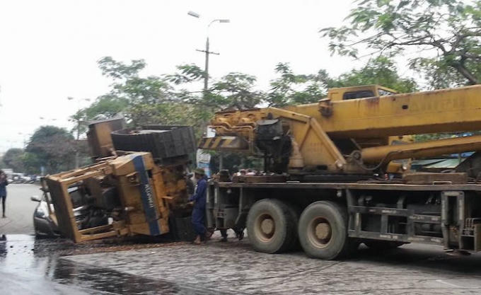 Vụ tai nạn khiến tài xế xe con chỉ bị xây xát nhẹ.