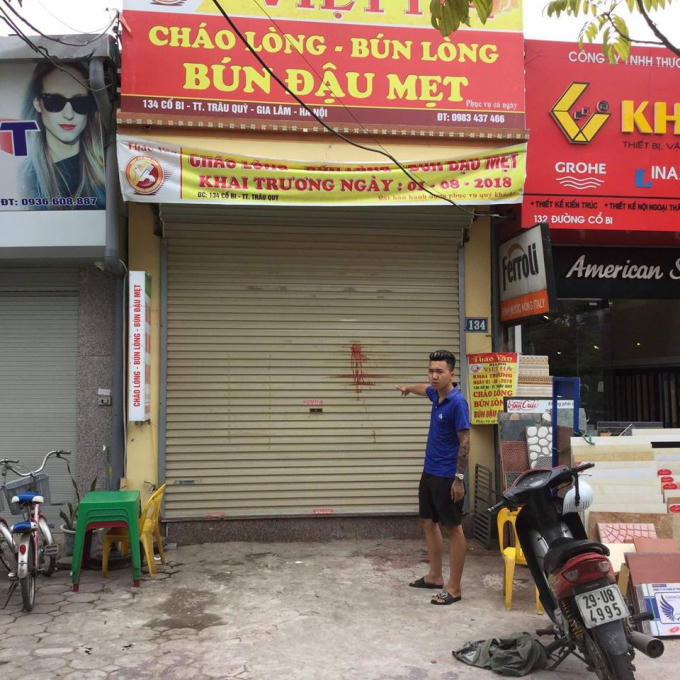 Cửa hàng bán bún đậu bị ném chất bẩn vào.