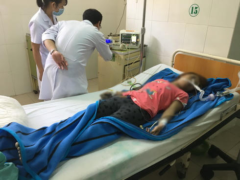 Một trong 2 bệnh nhân bị ngộ độc do uống thuốc diệt cỏ đang được cấp cứu tại Bệnh viện đa khoa tỉnh Khánh Hòa ( ảnh báo Khánh Hòa).