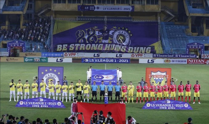 Cổ động viên trênSVĐ Hàng Đẫy tôn vinh Hùng Dũng.