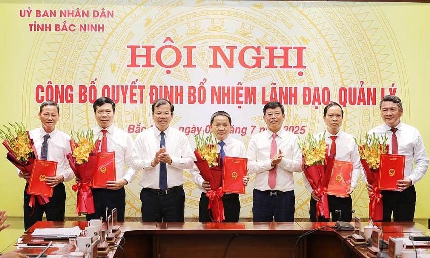 Các đồng chí Phó Chủ tịch UBND tỉnh: Phan Thế Tuấn và Ngô Tân Phượng trao quyết định bổ nhiệm cán bộ.