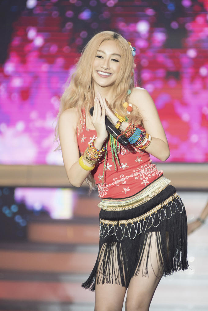 H&agrave; Thu thổi b&ugrave;ng kh&ocirc;ng kh&iacute; World Cup, khuấy động Gương Mặt Th&acirc;n Quen 2018