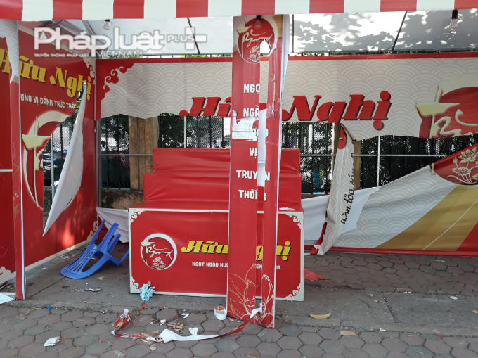 Quầy bánh trung thu Hữu Nghị nằm trên đường Nguyễn Chí Thanh đã được dọn dẹp gọn gàng ngay trong buổi sáng sau dịp trung thu