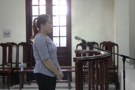 Nữ quái" Ngọc Anh nghe tòa tuyên án. (Ảnh: báo Giao thông)