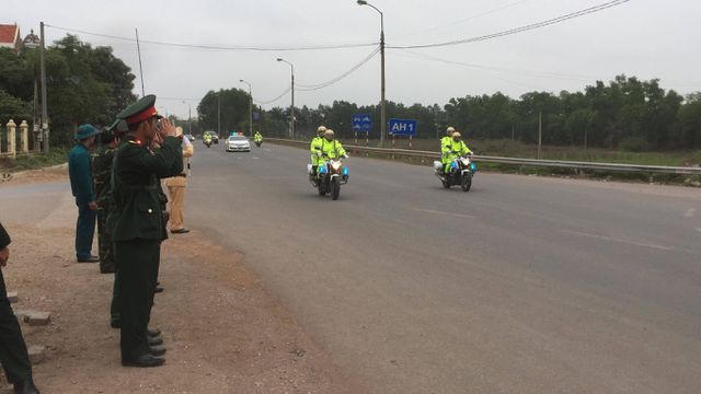 Đoàn xe đi qua địa phận xã Tân Dũng, huyện Lạng Giang, Bắc Giang.
