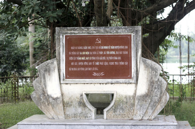 Tấm bia lưu niệm ngày Bác Hồ về thăm và trồng cây đa tại thôn Lễ Pháp nay là công viên Cầu Đôi, Đông Anh, Hà Nội.