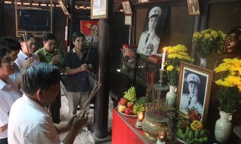 Kính cẩn nghiêng mình trước anh linh Đại tướng Võ Nguyên Giáp - Ảnh: Hoàng Quân