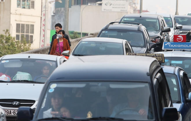 Nhiều người đi xe khách phải xuống đi bộ để thoát khỏi đoạn ùn tắc từ đường trên cao.