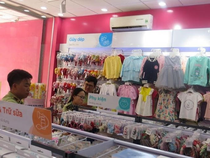 Cán bộ Quản lý thị trường TPHCM đã kiểm tra hơn 70 cửa hàng Con Cưng trên địa bàn