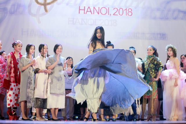 Ở cuối phần trình diễn, nữ người mẫu bất ngờ xé váy ngay trên sân khấu, để lớp vải rộng được bung ra, thể hiện bộ váy 2 trong 1