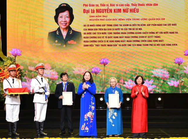 Bí thư Thành ủy Hà Nội Bùi Thị Minh Hoài, Phó Chủ tịch nước Võ Thị Ánh Xuân trao danh hiệu "Công dân Thủ đô ưu tú" cho Đại tá Nguyễn Kim Nữ Hiếu - Ảnh: VGP/Nhật Bắc.