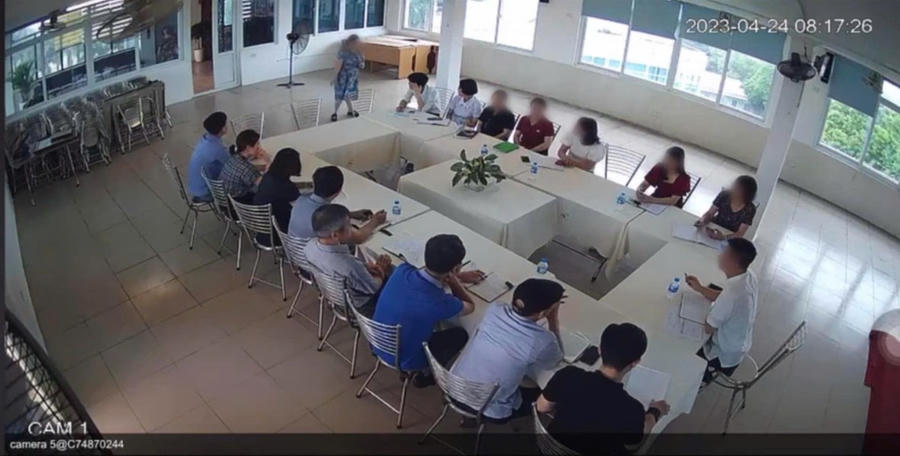 Bà Nhung (người đang đứng) trong cuộc họp Hội đồng quản trị công ty