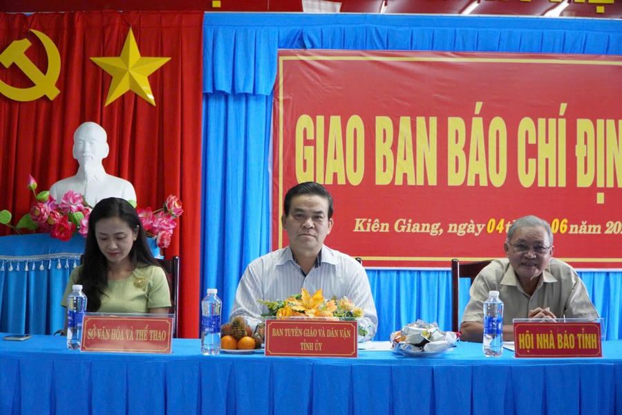 Đại diện Ban Tuyên giáo và Dân vận Tỉnh ủy Kiên Giang phối hợp với Sở Văn hóa, Thể thao và Hội nhà báo tỉnh Kiên Giang tại buổi họp báo định kỳ