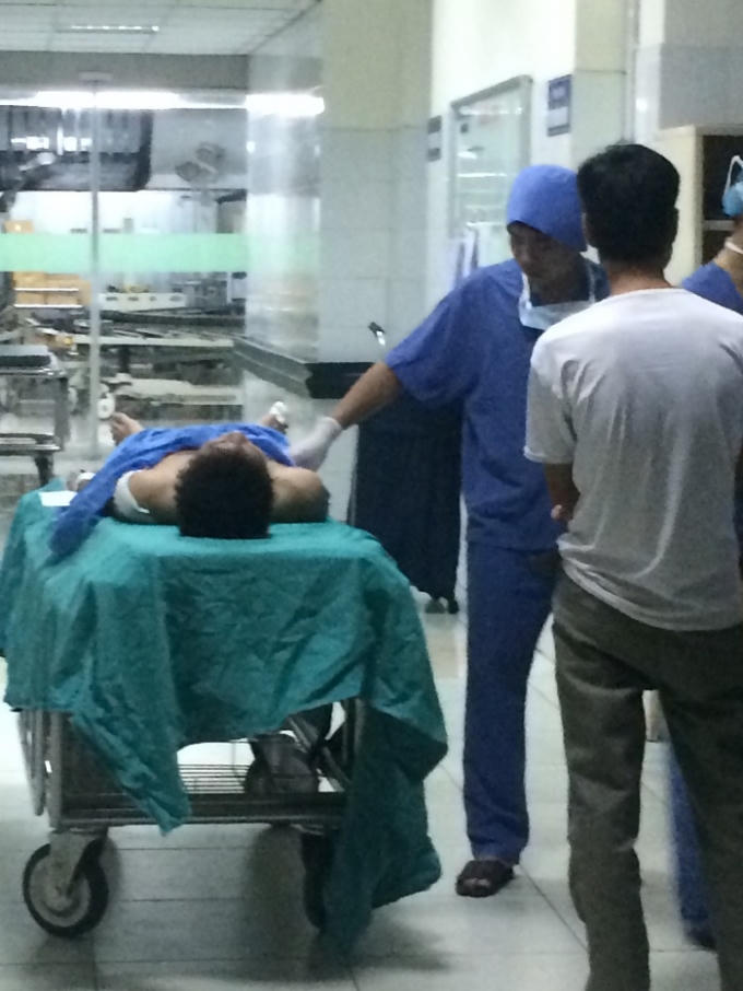 Nạn nhân Đỗ Duy Huy trước khi vào phòng mổ tại khoa cấp cứu Bệnh viện Việt Đức.