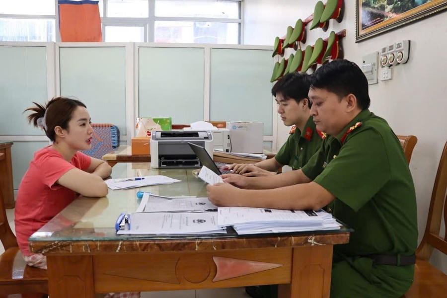 Cơ quan Công an lấy lời khai Nguyễn Thị Hồng.