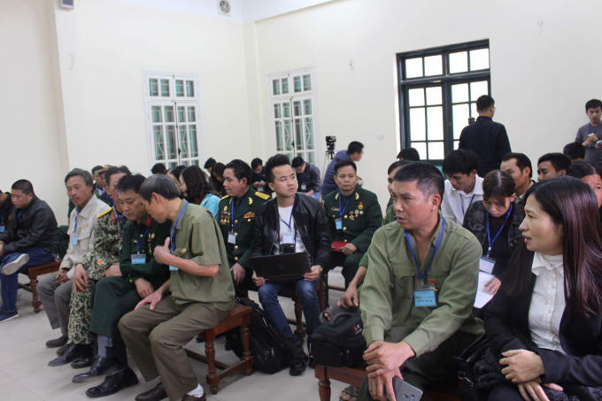 Nhiều đồng đội của ông Thạch đã có mặt tại phiên tòa để theo dõi và động viên ông.
