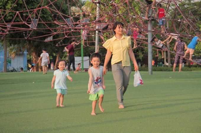 Thích thú khi đi chơi cùng mẹ...