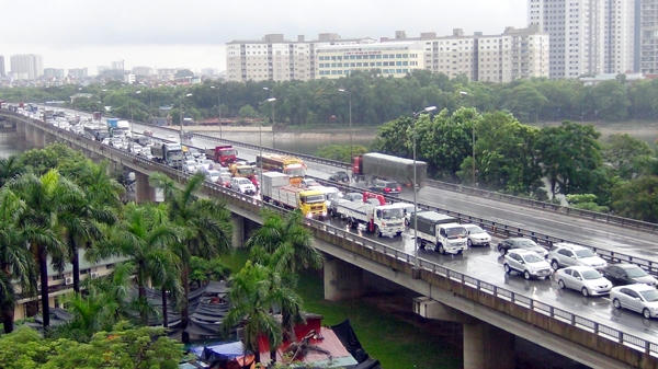Tuyến đường trên cao hướng từ Pháp Vân đi Khuất Duy Tiến bị ùn tắc từ sáng sớm.