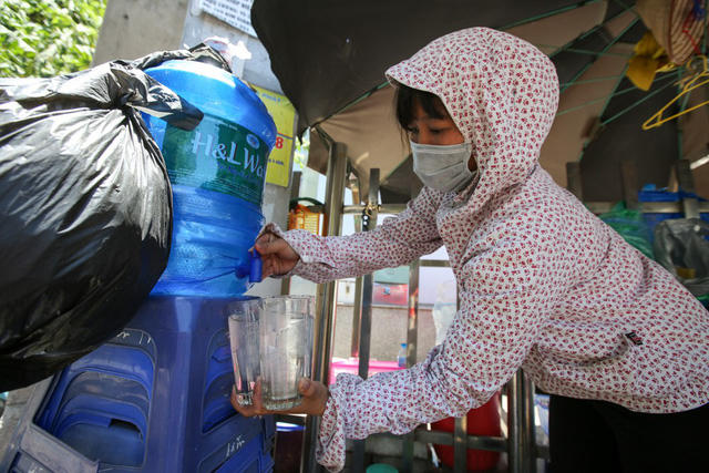 Tr&agrave; đ&aacute; giải kh&aacute;t b&aacute;n chạy hơn nhờ thời tiết nắng n&oacute;ng.