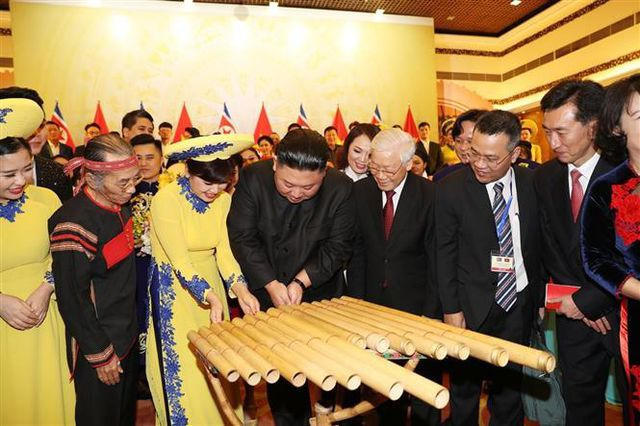 Chủ tịch Triều Tiên Kim Jong-un chơi thử đàn K'lông pút - một loại nhạc cụ dân tộc đặc biệt của Việt Nam. Ảnh: Doãn Tấn - TTXVN