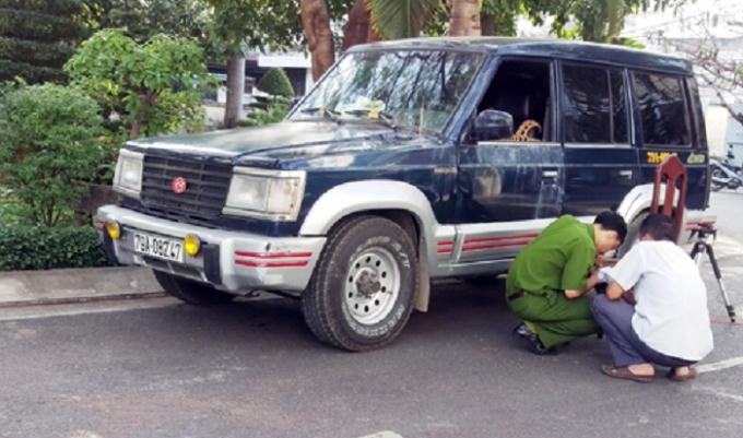 Chiếc ôtô giám đốc bị nhóm hung thủ đập vỡ kính. (Ảnh: Xuân Ngọc)