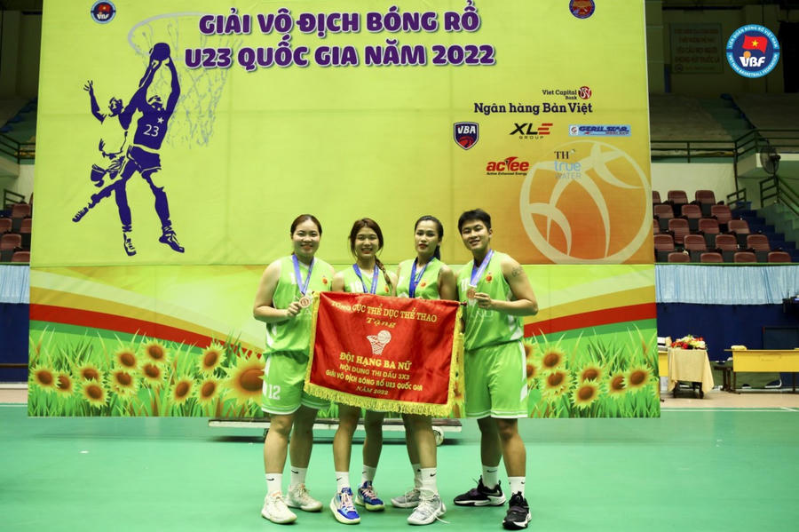 Hồng Tuyết và đồng đội đoạt huy chương đồng nội dung 3x3 tại giải vô địch bóng rổ U23 quốc gia năm 2022 - Ảnh:VBF