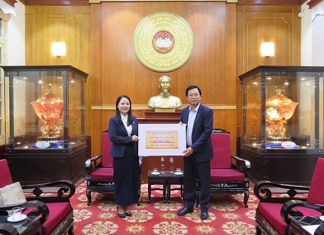 Đại diện Ủy ban Trung ương MTTQ Việt Nam tiếp nhận ủng hộ từ Bộ Nông nghiệp và Môi trường giúp người dân vùng lũ khắc phục hậu quả thiên tai. (Ảnh: VGP)