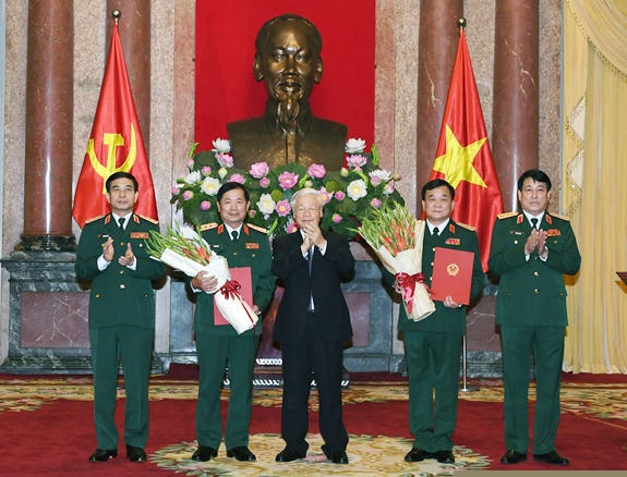 Tổng Bí thư, Chủ tịch nước Nguyễn Phú Trọng, Đại tướng Lương Cường, Thượng tướng Phan Văn Giang chúc mừng Thượng tướng Hoàng Xuân Chiến và Thượng tướng Lê Huy Vịnh.