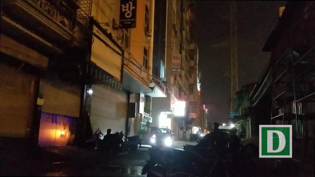 Quán massage 28 ngõ 1 Đình Thôn trong tình trang cửa cuốn đóng hờ. Mỗi khi có khách, nhân viên bảo vệ mới bấm cửa kéo lên cho khách vào bên trong.