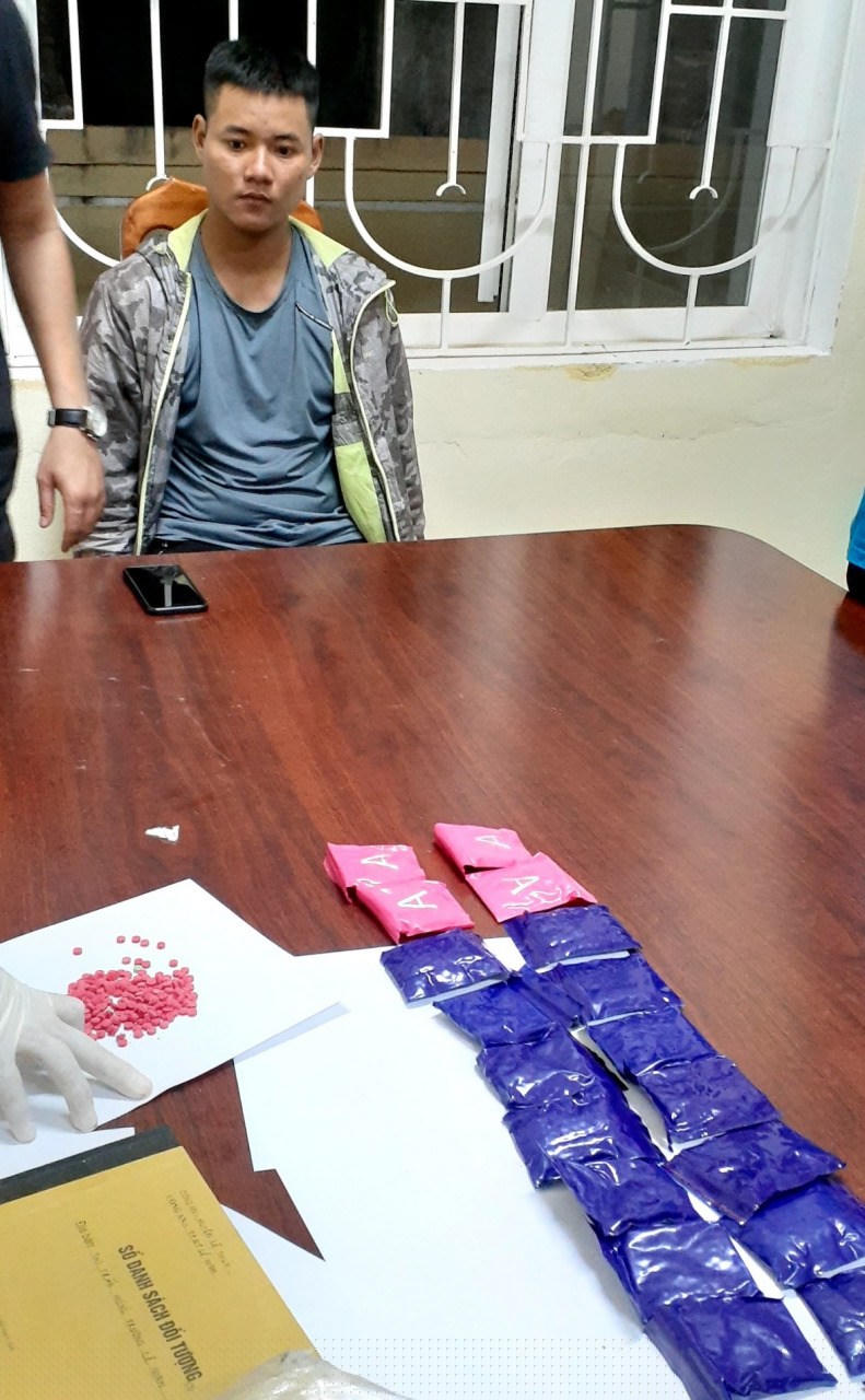 Đối tượng Nguyễn Văn Hùng và số ma túy hồng phiến thu giữ được