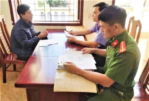 Ông Võ Văn Điệp làm việc với cơ quan chức năng. (Ảnh: T.H)