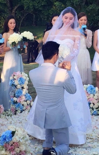 Ngô Kỳ Long quỳ xuống trao nhẫn cho cho Lưu Thi Thi. Ảnh: Sina.