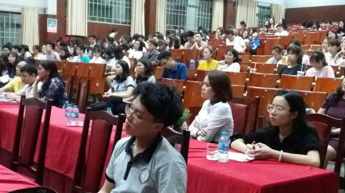 Sinh viên chăm chú lắng nghe phần tranh tụng.