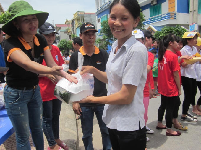 Một phụ huynh hạnh phúc khi được giúp đỡ từ cơm, nước uống đến phòng trọ khi đưa con đi thi.