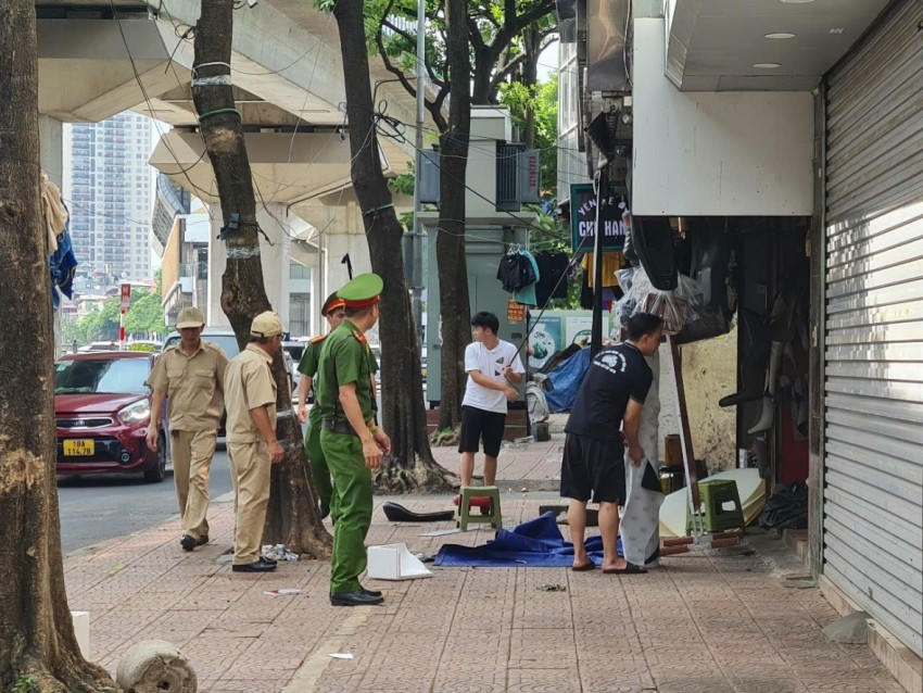 Các cơ sở kinh doanh trên tuyến đường Cầu Mới dọn dẹp gọn gàng sau khi có sự nhắc nhở của lực lượng chức năng.
