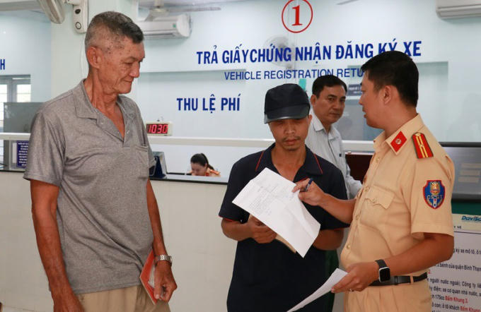 Khi đổi biển số sang màu vàng, chủ xe được giữ nguyên đăng ký xe và số biển cũ