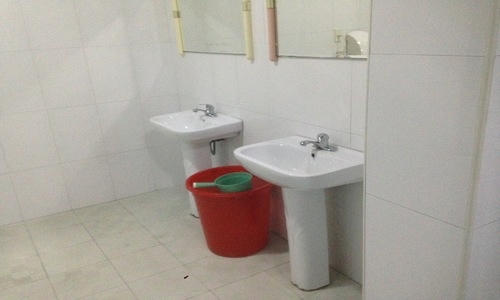 Tại một số địa điểm công cộng và nhà của các hộ dân những hình ảnh này thường xuyên diễn ra để đề phòng mất nước.