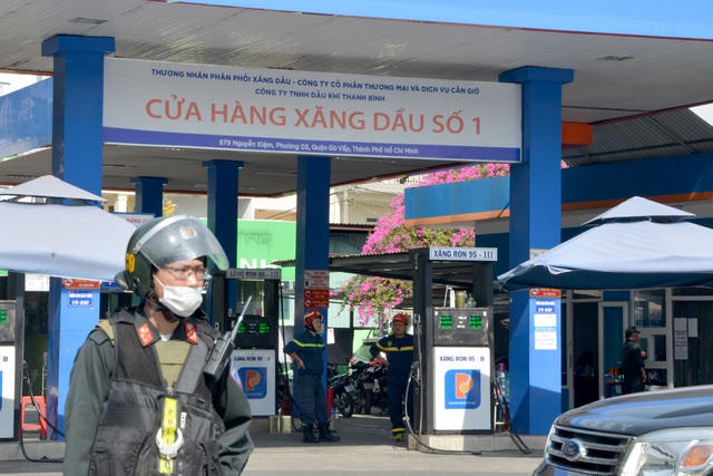 Lực lượng PCCC cũng có mặt tại cây xăng để phối hợp làm việc.