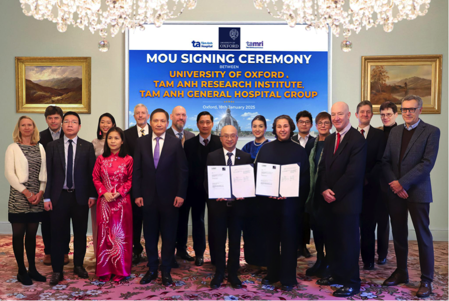 Ông Đỗ Minh Hùng, Đại sứ đặc mệnh toàn quyền Việt Nam tại Vương quốc Anh (hàng đầu tiên, thứ tư từ trái sang) khẳng định sự ủng hộ cho các hoạt động hợp tác quốc tế của các tổ chức khoa học Việt Nam với đối tác quốc tế, đặc biệt là hợp tác giữa Viện Nghiên cứu Tâm Anh (TAMRI), Hệ thống Bệnh viện Đa khoa Tâm Anh và Đại học Oxford - những đơn vị uy tín hàng đầu trong lĩnh vực của mình ở mỗi quốc gia.