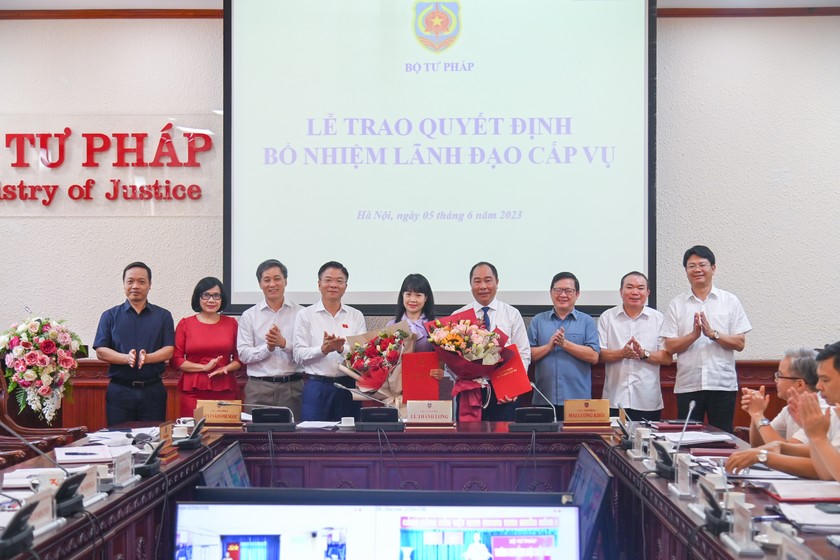 Lãnh đạo Bộ Tư pháp trao Quyết định điều động, bổ nhiệm lãnh đạo cấp Vụ cho 02 đồng chí Đào Thùy Linh và Phan Đăng Kiên.