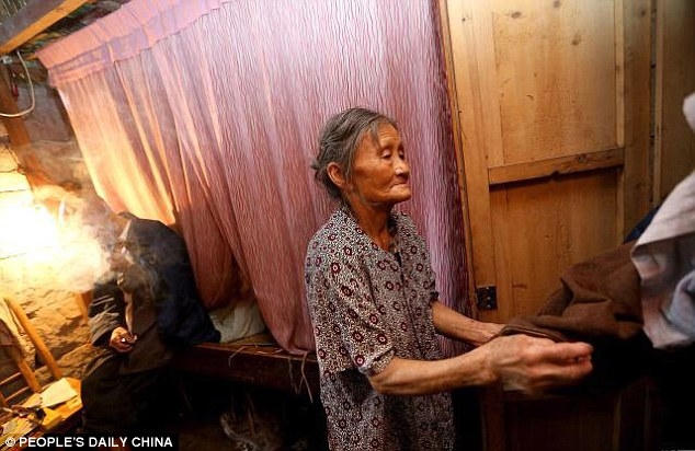 Hiện tại, sau khi trưởng th&agrave;nh, cả 4 người con của &ocirc;ng b&agrave; đ&atilde; chuyển ra th&agrave;nh phố để sinh sống v&agrave; kết h&ocirc;n. Do đ&oacute; cặp vợ chồng gi&agrave; chia sẻ đ&ocirc;i khi họ &ldquo;cảm thấy c&ocirc; đơn&rdquo;.