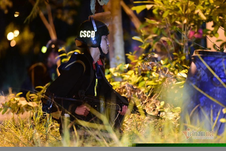 Địa bàn xã là rừng cây cao su, keo…. trải dài, đan xen kênh rạch dưới những lùm cây um tùm khiến việc truy bắt nghi phạm gặp nhiều khó khăn