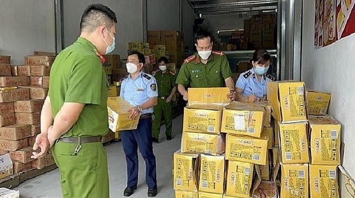 Lực lượng chức năng Hà Nội kiểm tra hàng hoá có dấu hiệu hàng giả.