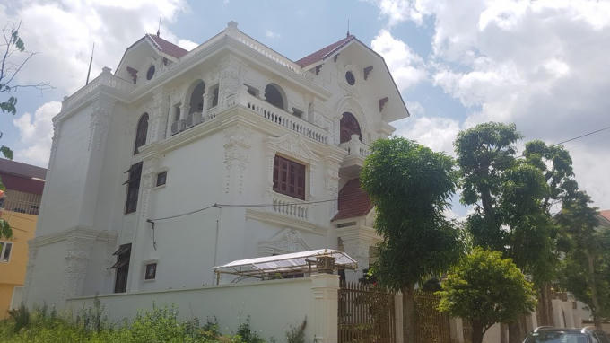 ...và mặt sau của tòa biệt thự